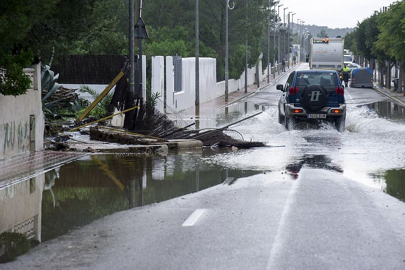 Muros derrumbado en Cala de Bou en Ibiza, donde el temporal ha provocado numerosas incidencias.