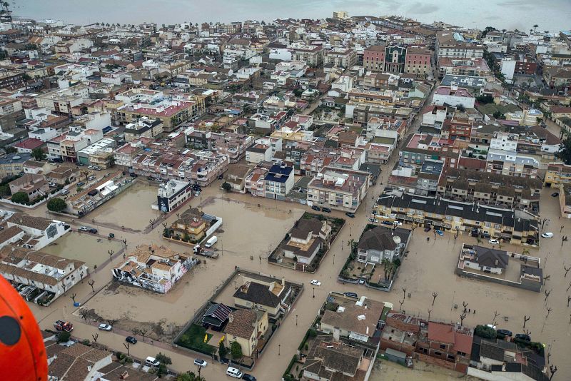 Vista desde un helicótero de la Unidad Militar de Emergencias, del casco urbano del municipio murciano de los Alcázares tras las inudaciones causadas por las fuertes lluvias.