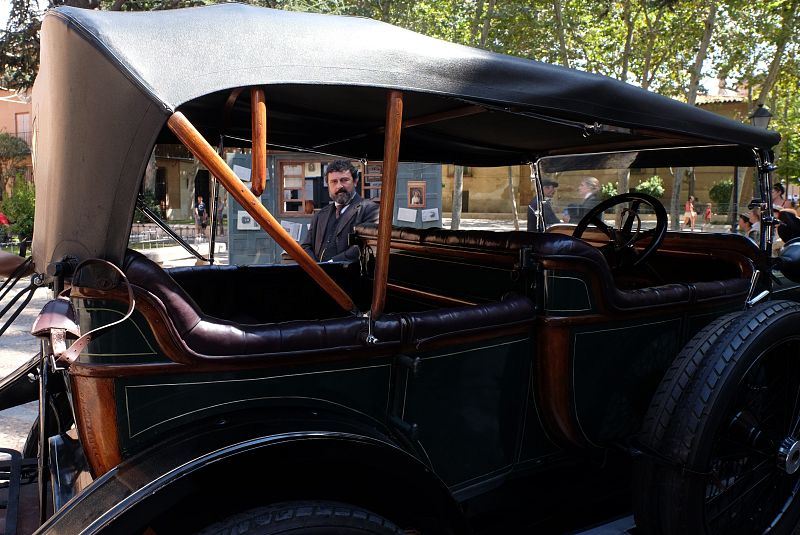 El sargento Giralda posando con un coche de la época