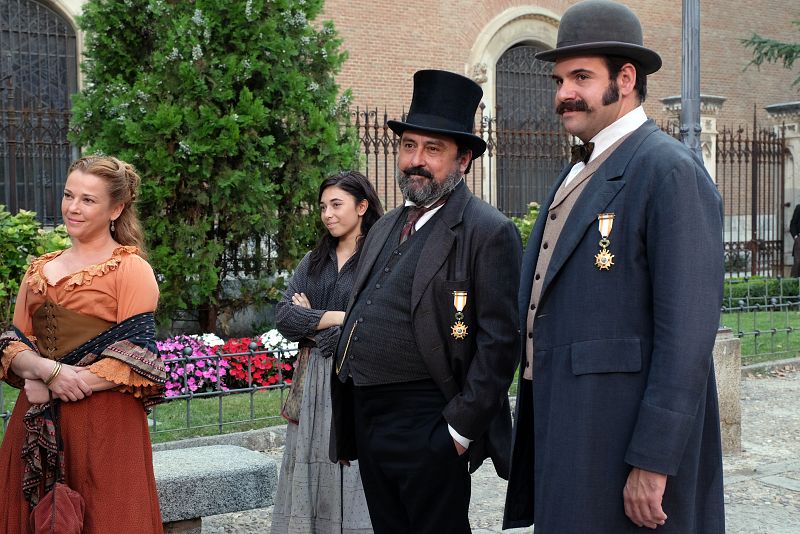 Giralda, Hércules, Candela y Perla ven como se marchan Víctor y Juan