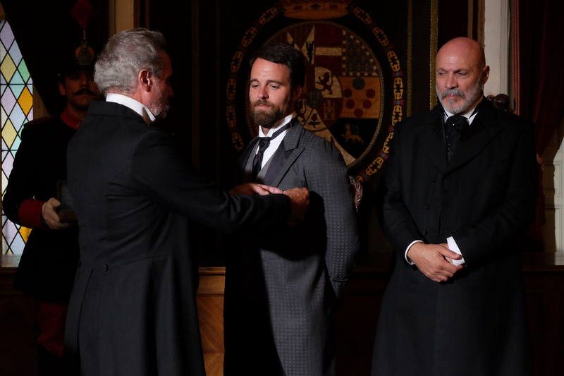 Vctor recibe la medalla honorfica de manos del Presidente Sagasta 