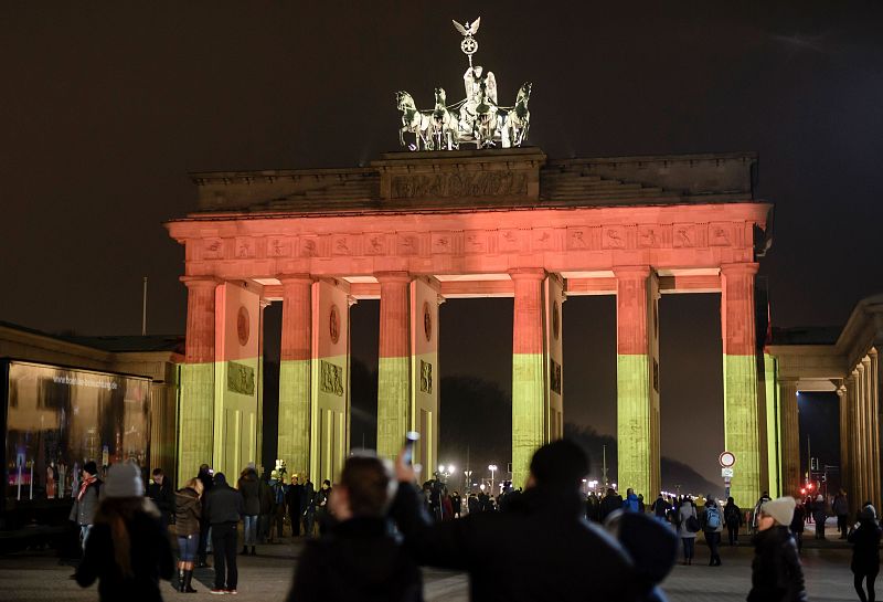 La puerta de Brandeburgo se ha iluminado con los colores de las banderas de Alemania y de Berlín.