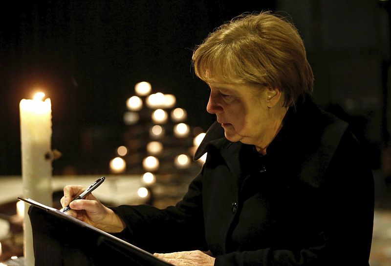 La canciller alemana, Angela Merkel, firma en el libro de condolencias de la Iglesia Memorial Kaiser Wilhelm en Berlín.