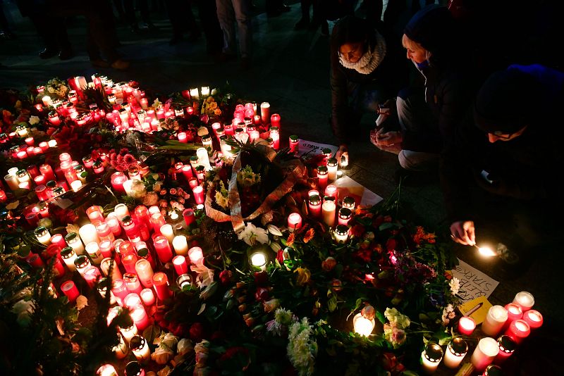 Centenares de personas han dejado flores, velas y misivas en el lugar del atentado terrorista.