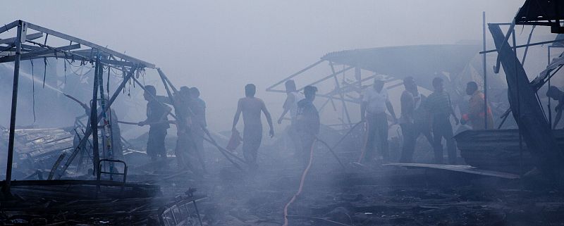 Servicios de emergencias y supervivientes entre el humo y los escombros tras la explosión en el mercado de San Pablito, Tultepec, México