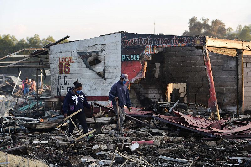 Vecinos buscan entre los escombros tras la explosión en Tultepec. El mercado de San Pablito estaba muy concurrido por las fiestas de Navidad.