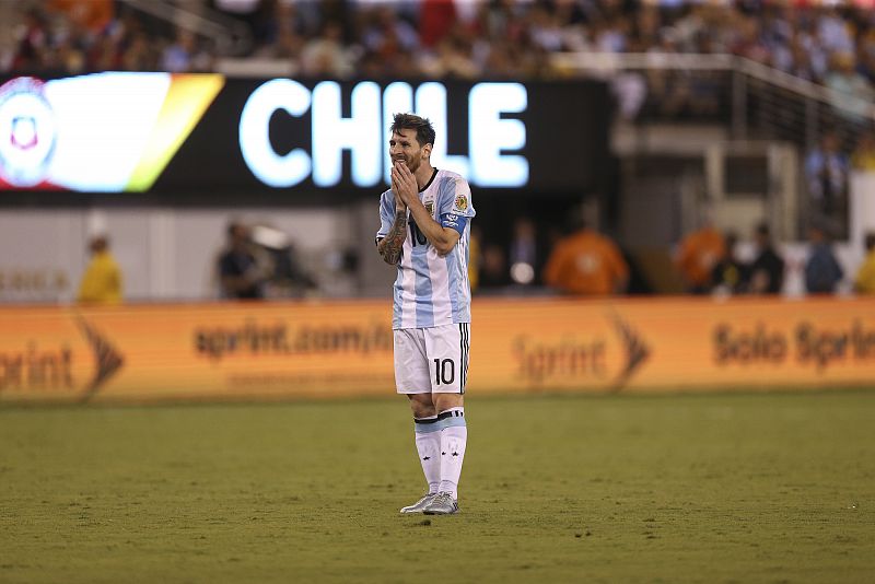 Lionel Messi de Argentina se lamenta luego de perder ante Chile en la final de la Copa América Centenario (26 de junio de 2016).