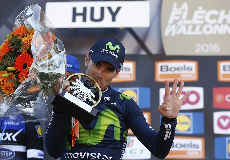 El ciclista español del equipo Movistar Alejandro Valverde celebra en el podio la victoria conseguida en la Flecha Valona, con final en el Muro de Huy.