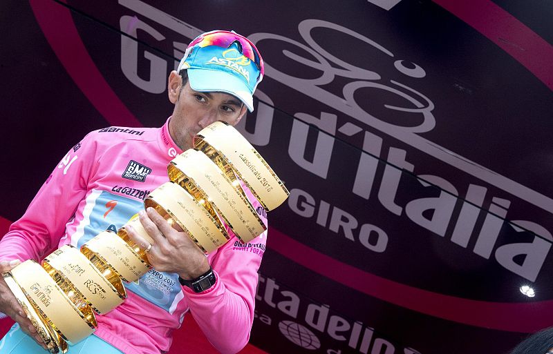 El ciclista Vincenzo Nibali remontó para ganar de manera épica la carrera transalpina ante el deleite de sus 'tifosi'. (29 de mayo 2016).