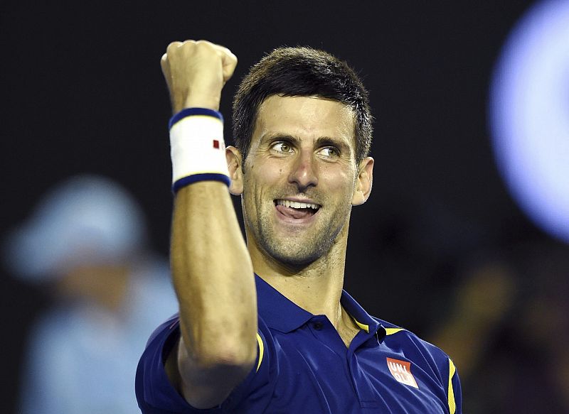 El tenista serbio Novak Djokovic celebra su victoria por 6-1, 6-2, 3-6 y 6-3 ante el suizo Roger Federer tras la semifinal del Abierto de Australia (28 de enero de 2016).