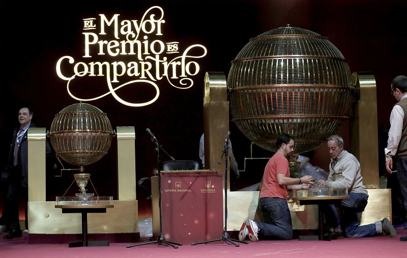 Bombos y bolas calientan motores desde el Teatro Real de Madrid para el Sorteo de la Lotería de Navidad
