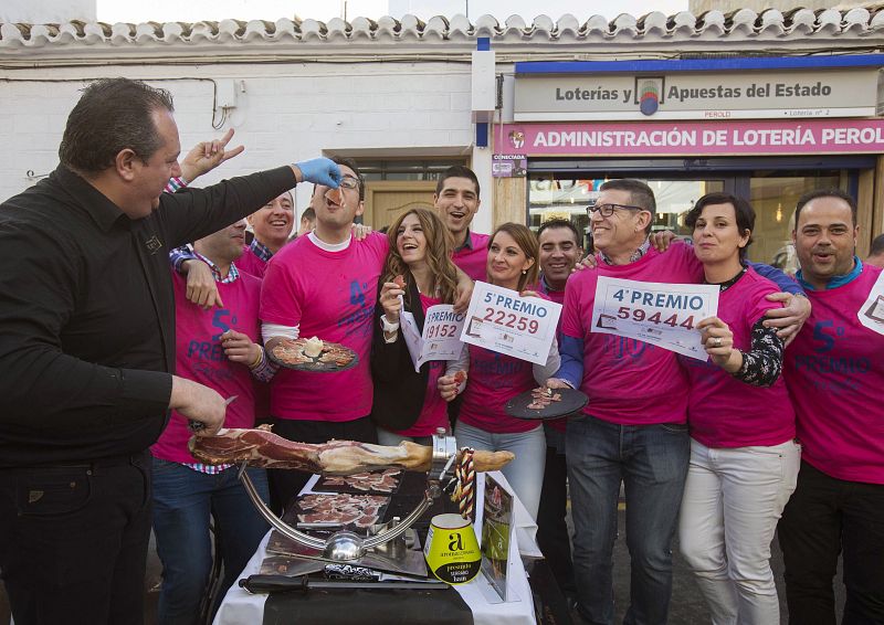 Tanto para aliviar las penas de los desafortunados como para celebrar las alegrías de los han tenido suerte, el jamón no puede faltar en la Lotería