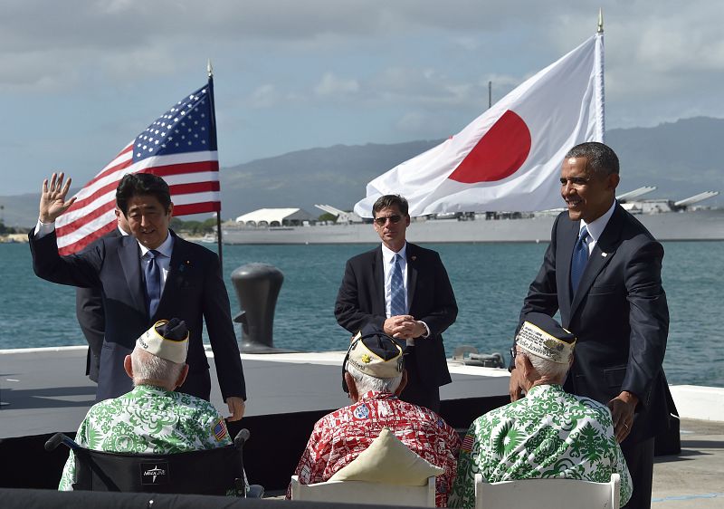 Abe y Obama en el 75 aniversario del ataque a Pearl Harbor