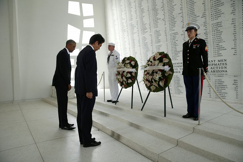 Los gobernantes han depositado coronas de flores conmemorativas para conmemorar a las víctimas del ataque.