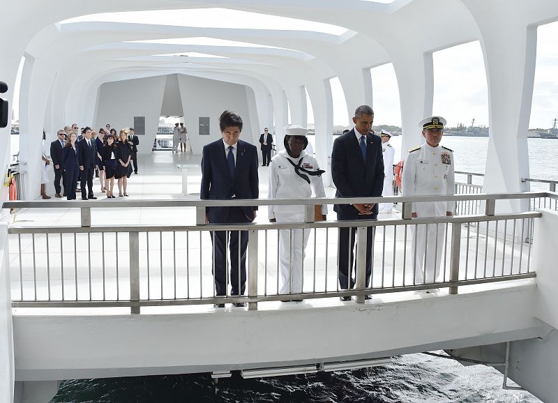 Abe y Obama en el 75 aniversario del ataque a Pearl Harbor