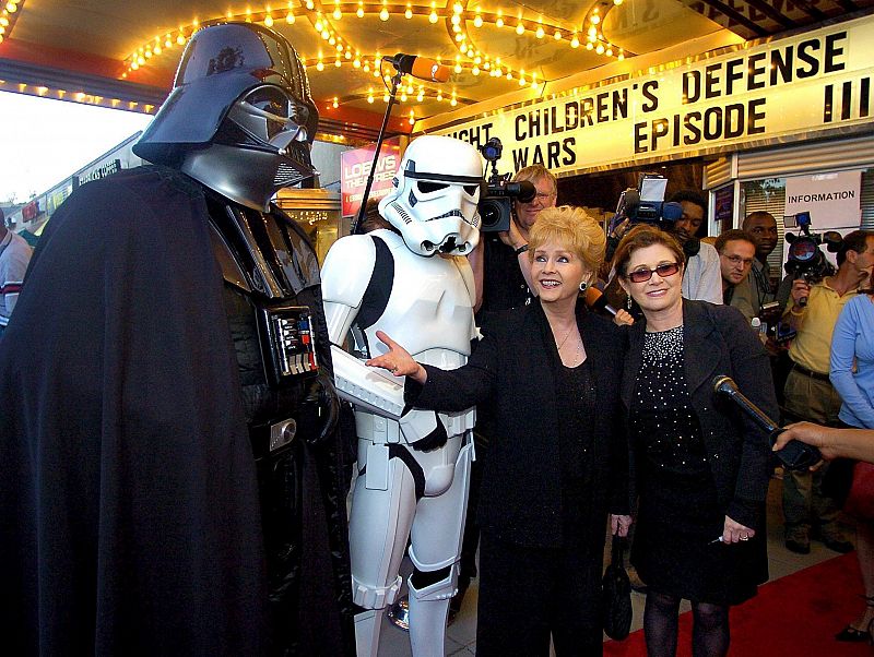 Debbie Reynolds junto a su hija Carrie Fisher en 2005 en el preestreno de Star Wars III: La venganza de los Sith.