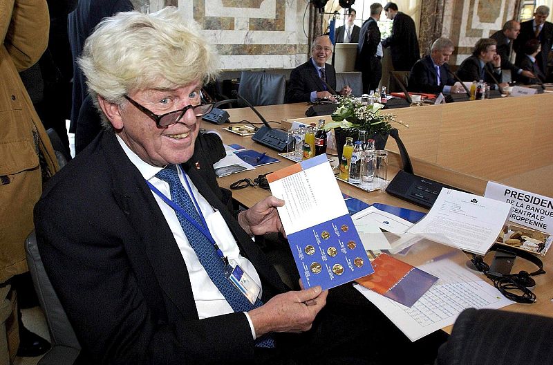 El holandés Wim Duisenberg, el entonces presidente del Banco Central Europeo, mostrando las monedas de Euro durante una cumbre del Ecofin, en Laeken, Bélgica, el 14 de diciembre de 2001.