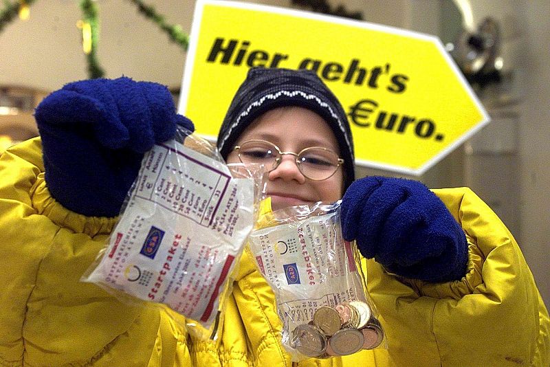 Un joven en Viena celebra la llegada de la moneda comunitaria el 1 de enero de 2002.