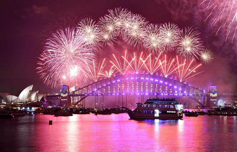 Fuegos artificiales por la llegada de 2017 sobre la Casa de la Ópera en Sídney, Australia