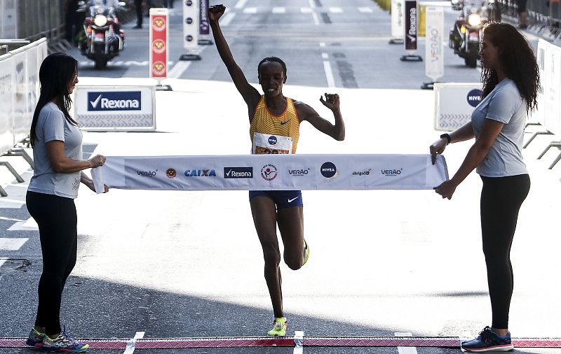La keniana Jemima Jelagat se impuso en la prueba femenina de Sao Paulo.