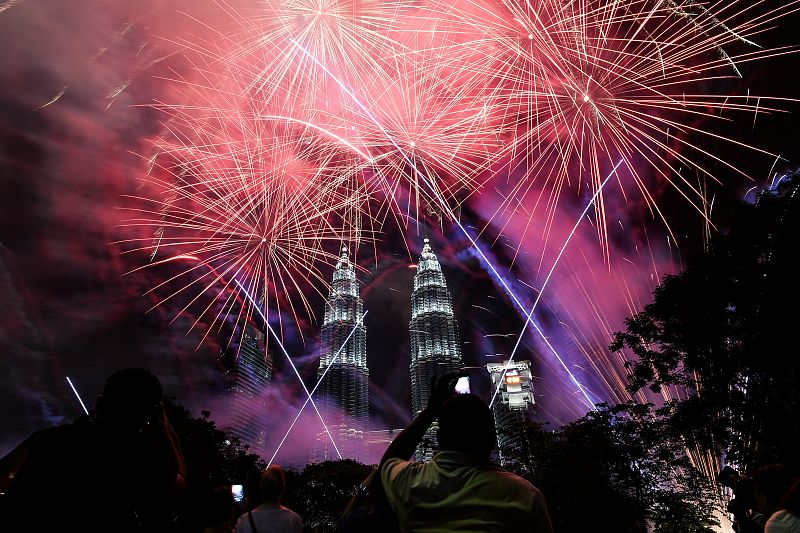 Fuegos artificiales para celebrar el nuevo año sobre las Torres Petronas en Kuala Lumpur, Malasia