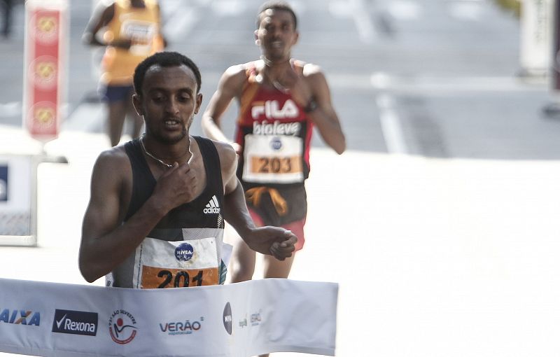 El atleta etíope Leul Gebresilase Aleme cruza en primer lugar la meta de Sao Paulo.