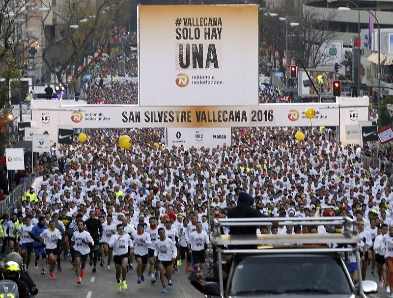 Vista general de la salida de los participantes en la carrera popular de la San Silvestre Vallecana.