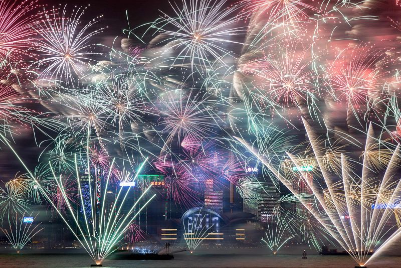 Fuegos artificiales por la llegada del Año Nuevo en Hong Kong