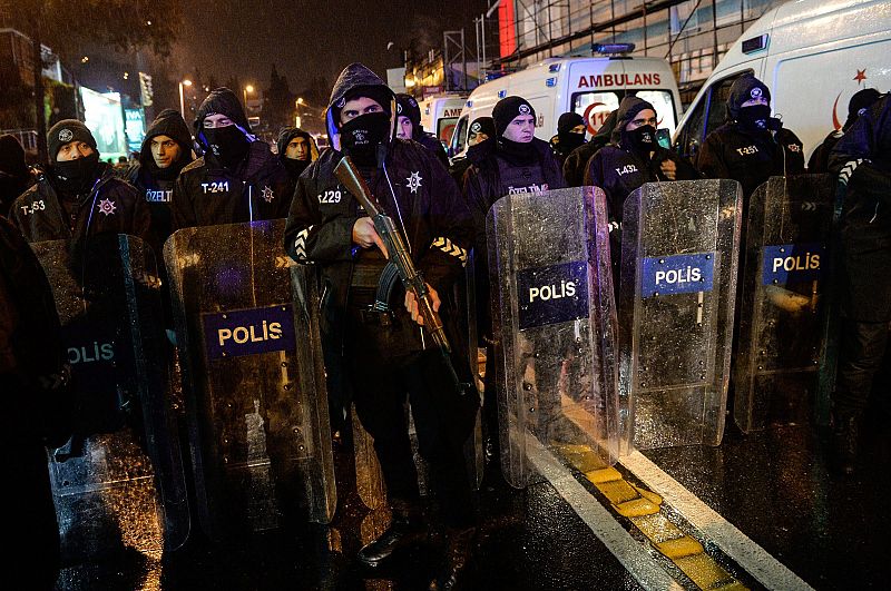 Policías turcos desplegados en los alrededores de la sala Reina tras el ataque