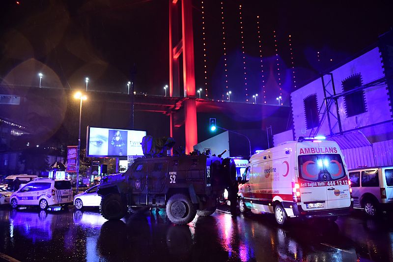 Policía especial turca y ambulancias se trasladan al lugar del ataque