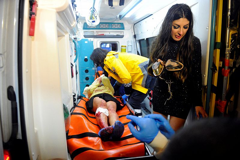 Una mujer herida en el ataque es trasladada en ambulancia