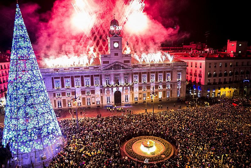 El madrileño reloj de la Puerta del Sol da la bienvenida al nuevo año