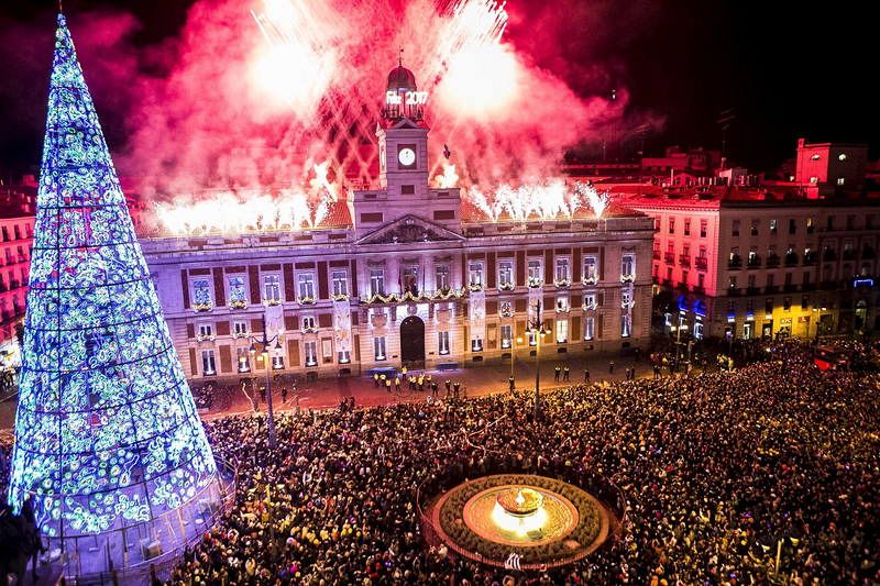 El madrileño reloj de la Puerta del Sol da la bienvenida al nuevo año 