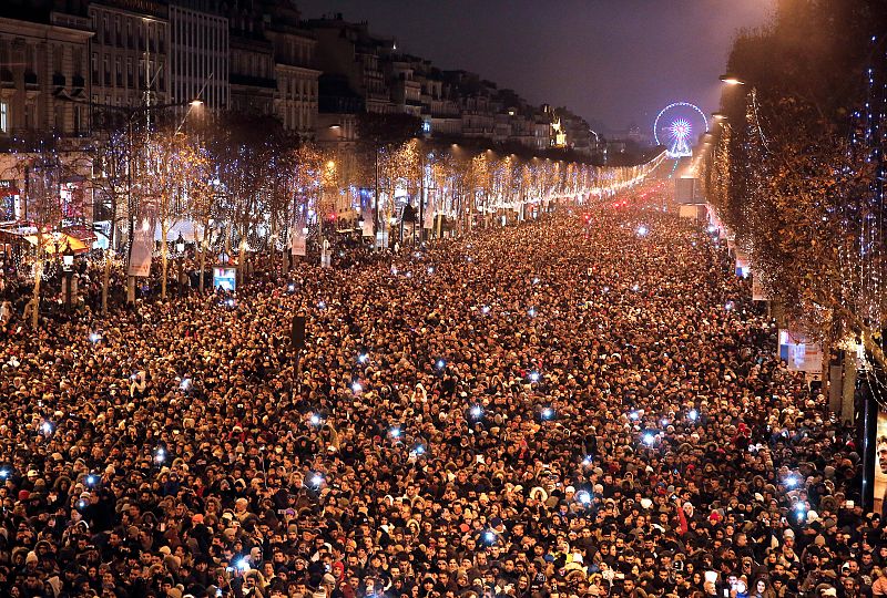 Multitud de parisinos reciben el nuevo año en los Campos Elíseos