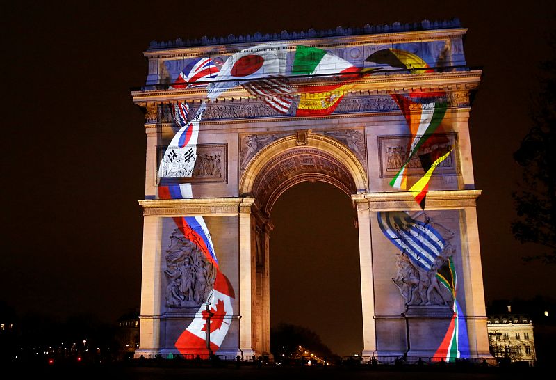 Proyección de imágenes en el parisino Arco del Triunfo para celebrar la llegada de 2017