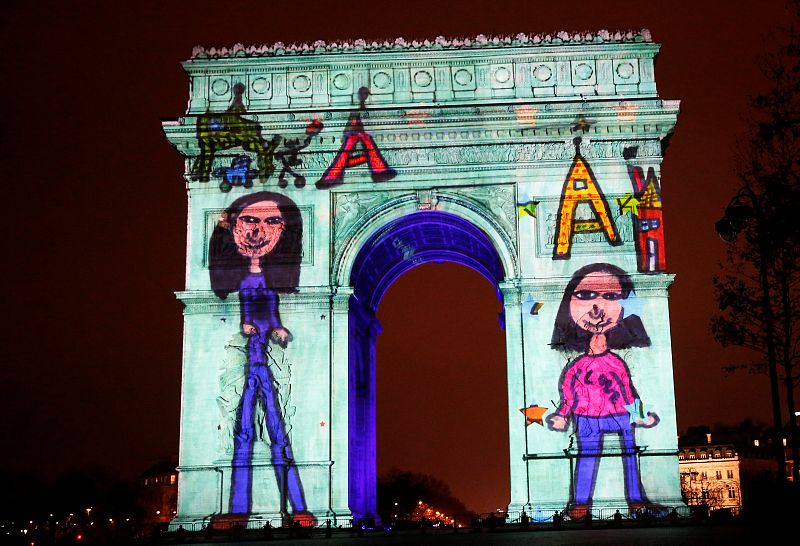 Proyección de imágenes en el Arco del Triunfo para celebrar la llegada de 2017