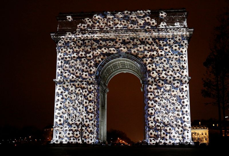 Proyección de imágenes en el parisino Arco del Triunfo para celebrar la llegada de 2017