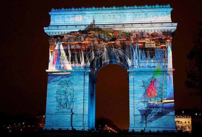 Proyección de imágenes en el parisino Arco del Triunfo para celebrar la llegada de 2017