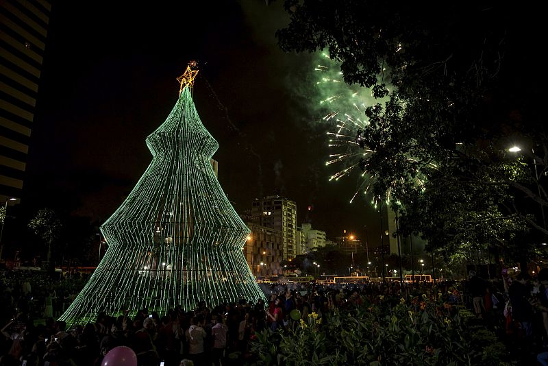 Cientos de personas celebran el Año Nuevo en Caracas, Venezuela