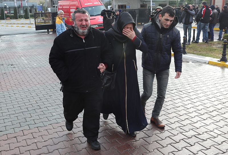 Familiares de las víctimas acuden a los alrededores del club Reina