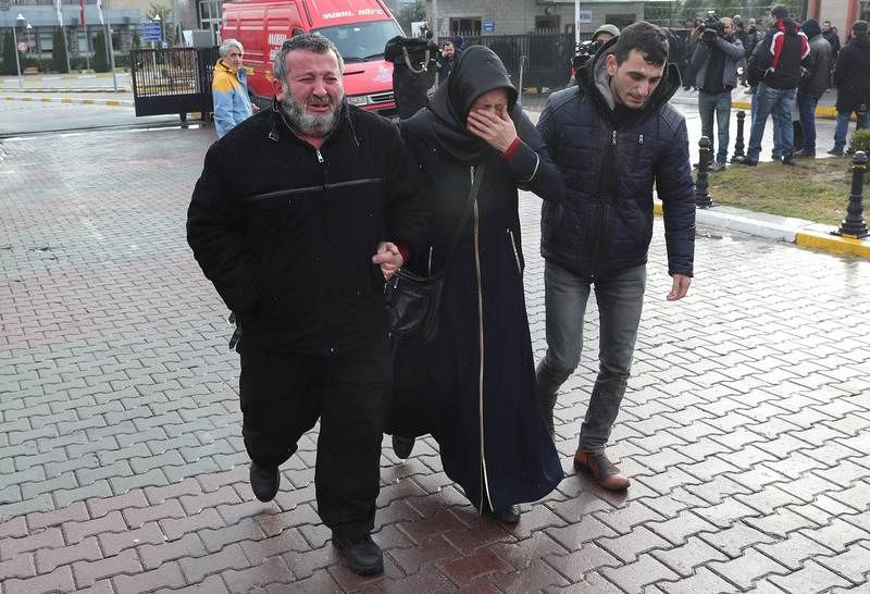 Familiares de las víctimas acuden a los alrededores del club Reina