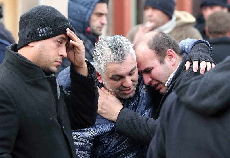 Familiares de las víctimas acuden a los alrededores del club Reina