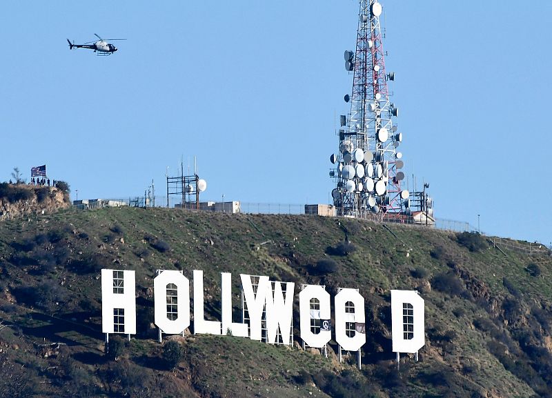 Un individuo modifica el famoso letrero de Hollywood por "Hollyweed".