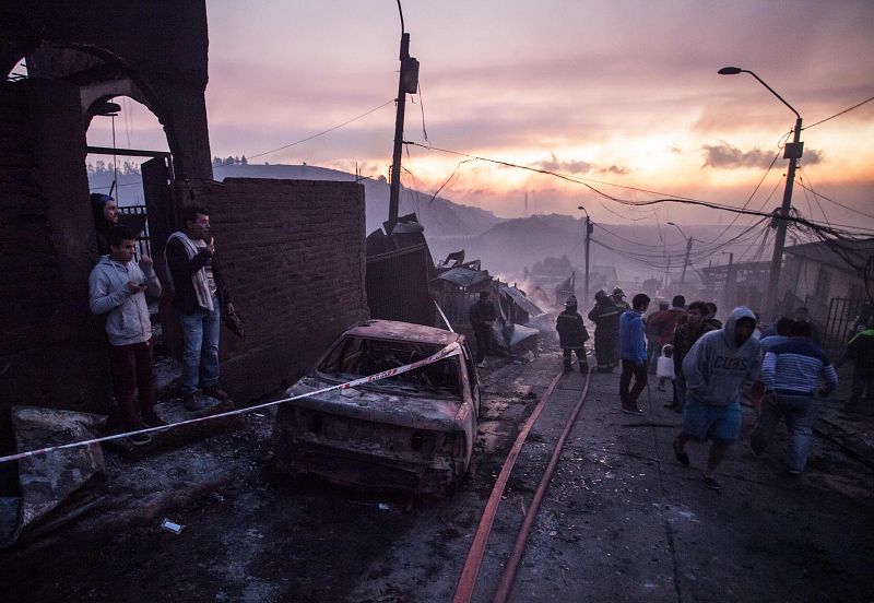 El incendio, extendido a zonas habitadas de la ciudad chilena de Valparaíso, ha destruido hasta ahora 120 viviendas.