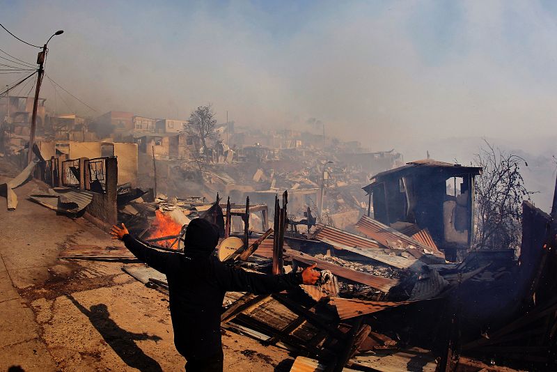 Las autoridades mantienen en alerta roja Valparaíso, que en abril de 2014 sufrió un incendio que causó 15 muertos y dejó 12.500 damnificados.