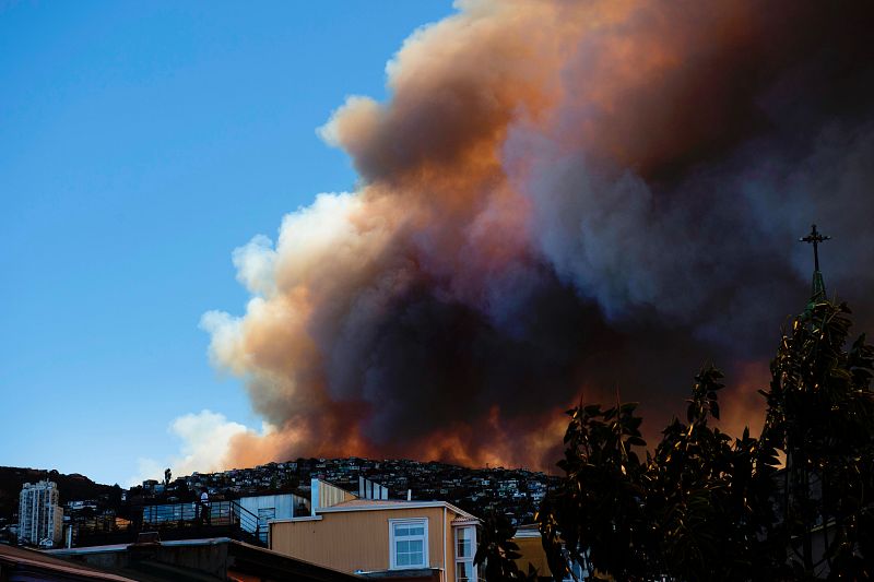 El Gobierno chileno asegura que lo primero que se debe hacer es acabar con la situación de peligro y evitar que el fuego se extienda, así como albergar a los desplazados.