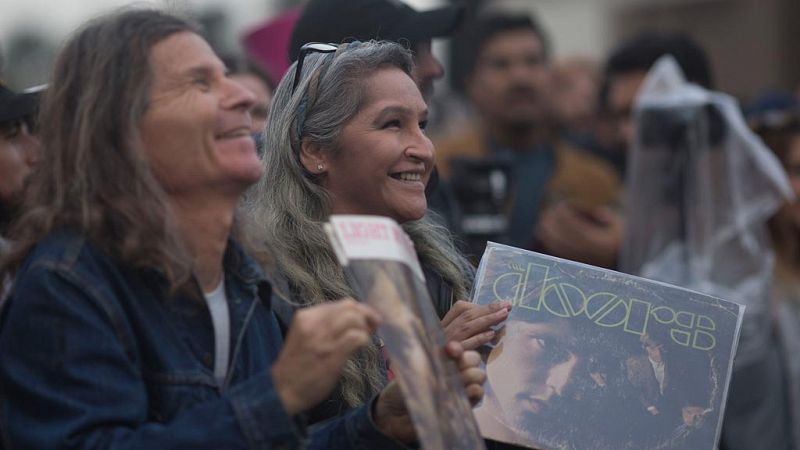 Fanáticos de The Doors que han participado en el homenaje en Venice Beach, California (EE.UU)