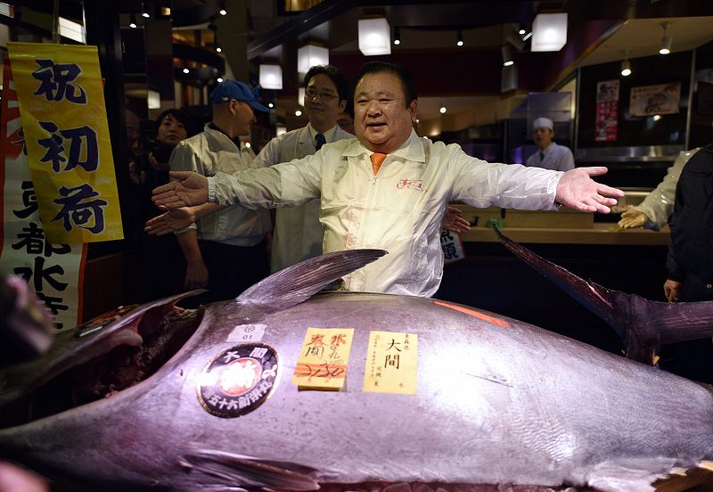 La primera subasta de atún del año en el mercado pesquero de Tsukiji