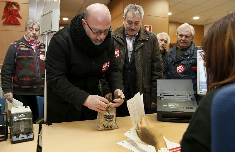 UGT entrega carbón en la Delegación del Gobierno
