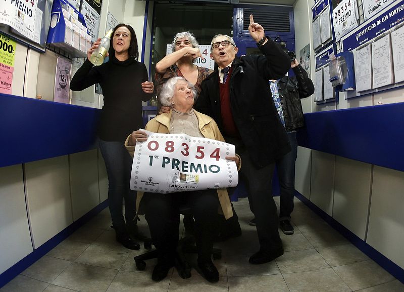 Las dueñas de la administración número 3 de Torrent (Valencia) donde ha sido vendido íntegramente el primer premio del sorteo de El Niño